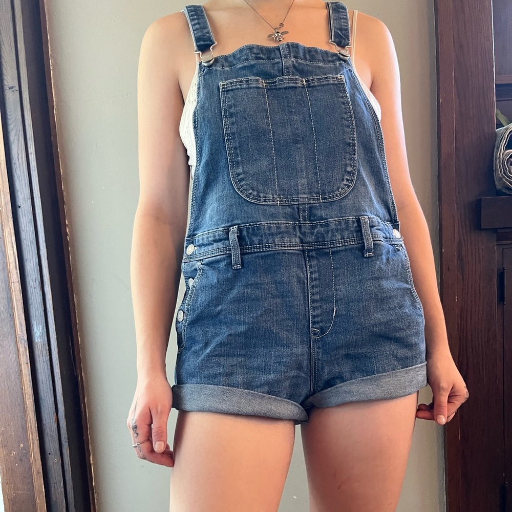 Old Navy Classic Overall Shorts size M (4-6)